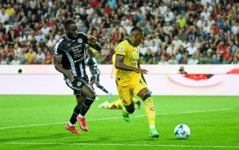 Pervis Estupinan destaca como lateral izquierdo en AC Milan.