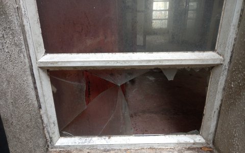 Daños. Hay ventanas que están rotas desde hace años, sin atención.