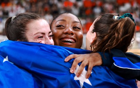 Juleisy Angulo (c) junto a las medallistas de Australia y Letonia que se quedaron con la plata y bronce.