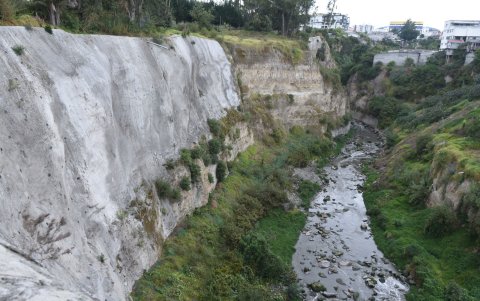En la zona predominan suelos arenosos y mixtos, vulnerables a la erosión hídrica y eólica.
