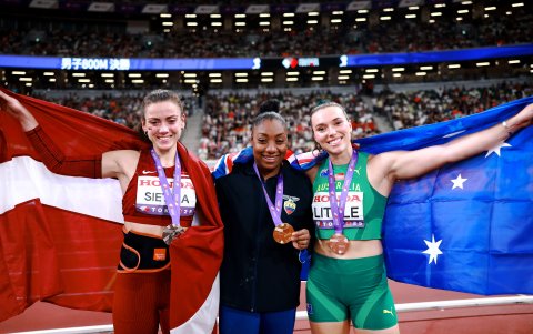 Juleisy Angulo (c) se convierte en la primera mujer ecuatoriana en ganar un oro en lanzamiento de jabalina.