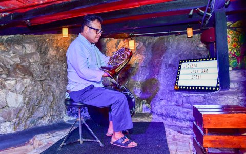 Andrey Astaiza junto a su corno francés, en el escenario de La Cueva Jazz Bar.