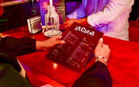 El menú ofrece promociones de coctelería para grupos.