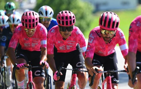 Richard Carapaz (c) dio un gran salto en la clasificación general del Tour de Luxemburgo.
