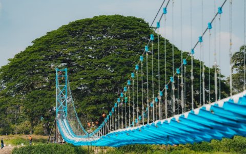 Puente colgante provisional: Se construyó un puente exclusivo para las tuberías que garantiza el suministro continuo y seguro de agua, permitiendo a la comunidad recuperar su rutina.
