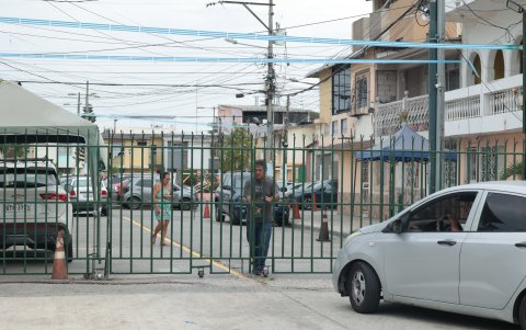Familias han cambiado sus rutinas, evitando salir de noche, cambiando rutas o amurallando sus hogares.