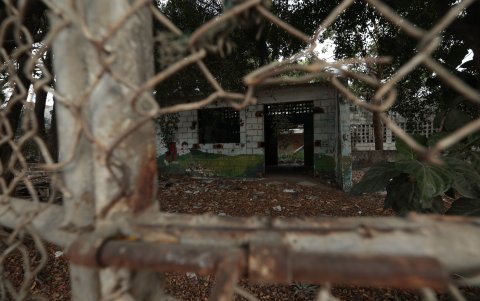 Los vecinos denuncian que muchos de estos espacios no generan confianza, pues incluso los delincuentes los perciben como puntos vacíos donde pueden actuar sin riesgo.