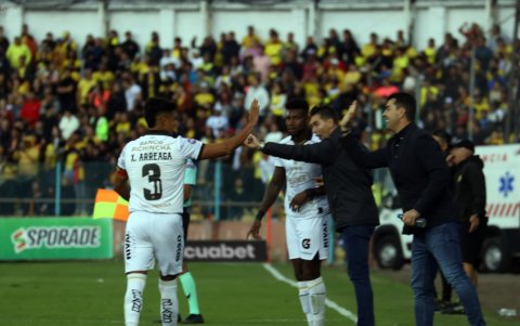 Xavier Arreaga celebra el gol del triunfo de Barcelona SC ante Deportivo Cuenca por la LigaPro 2025