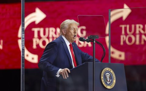 El presidente de Estados Unidos, Donald Trump, habla durante el servicio funerario conmemorativo del activista político Charlie Kirk en el estadio State Farm en Glendale, Arizona.