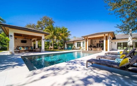 Doral Asset 1 LLC también es dueña de la casa en Rolling Hills, donde vive Jordán y donde se tomó la famosa foto de la psicina.