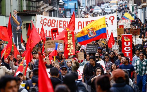 Fotografías de Personas participan en una manifestación en rechazo a la eliminación del subsidio al diéñes 16 de septiembre , en Quito (Ecuador).