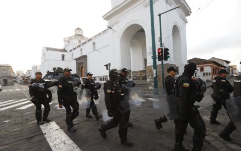 Policías y militares custodian los alrededores de la Gobernación de Cotopaxi en Latacunga, ante el inicio del paro nacional.