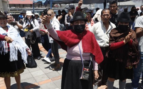 Ambiente en el sector de Las Rieles, en Latacunga. Grupos de organizaciones indígenas llegan poco a poco, mientras un contingente militar permanece vigilante en la zona.