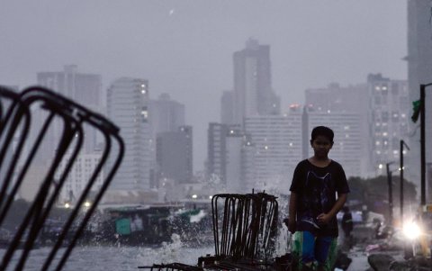 Un niño filipino camina a lo largo de un dique de control de inundaciones sin terminar en Manila, Filipinas, el 22 de septiembre de 2025.
