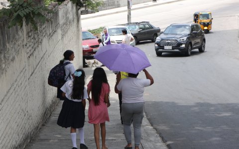 Entrada y salida de los estudiantes del plantel.