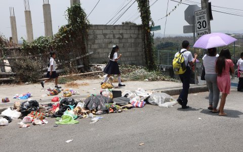 Cerca de la institución también hay un punto de mala recolección de desechos.