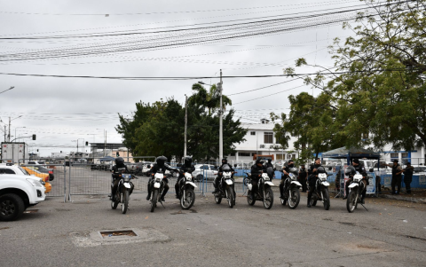 Familiares de internos esperan noticias tras la masacre en la cárcel de Machala, donde siete reos escaparon y 16 personas murieron durante una revuelta con explosivos.
