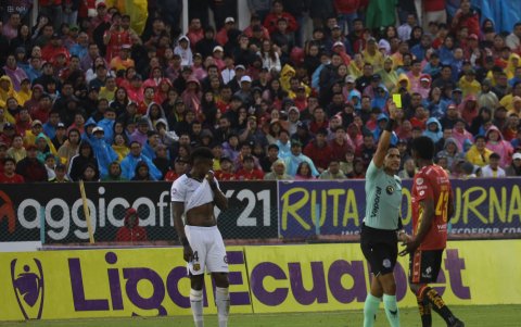 Oswaldo Contreras (c) fue el árbitro entre Deportivo Cuenca y Barcelona el pasado domingo 21 de septiembre.