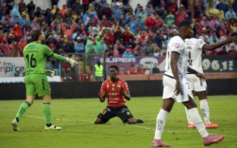 Jorge Ordóñez (c) reclamó la falta recibida dentro del área a favor de Deportivo Cuenca ante Barcelona.
