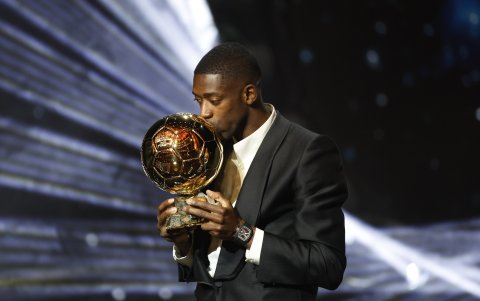 Ousmane Dembele del PSG besa El Balón de Oro 2025.