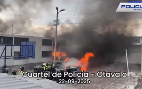 Manifestantes atacaron y quemaron el Comando de Policía de Otavalo