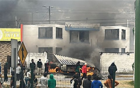 Ataque al Comando de Policía de Otavalo deja dos uniformados heridos y graves daños.