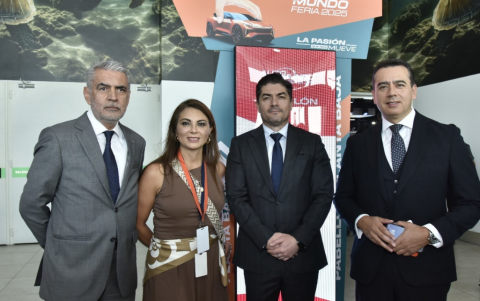 Diego Luna y Karla Reinoso, presidente del directorio y directora de Operaciones de la AEADE, respectivamente; Andrés Robalino, viceministro de Producción e Industrias; y Genaro Baldeón, presidente ejecutivo de la AEADE.