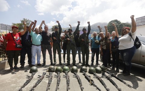 Miembros de los consejos comunitarios y civiles se encuentran junto a rifles durante un entrenamiento militar sobre armamento, en Fuerte Tiuna en Caracas el 20 de septiembre de 2025.