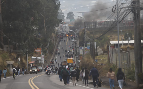 En el segunda día del paro nacional se reportan varias vías bloqueadas.