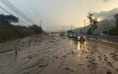 Producto de las intensas lluvias se registraron deslizamientos de tierra en San Antonio de Pichincha, Mitad del Mundo