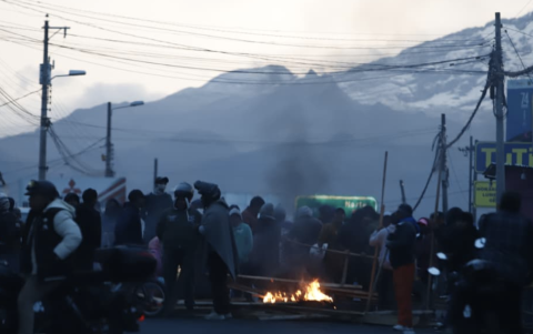 El tránsito fue restablecido tras varias horas de bloqueo en la vía Tabacundo–Cajas, mientras se mantienen cierres en otros puntos de Pichincha.