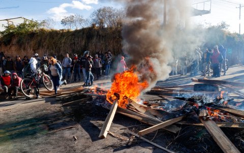 Personas participan en una manifestación este martes, en Tabacundo (Ecuador).