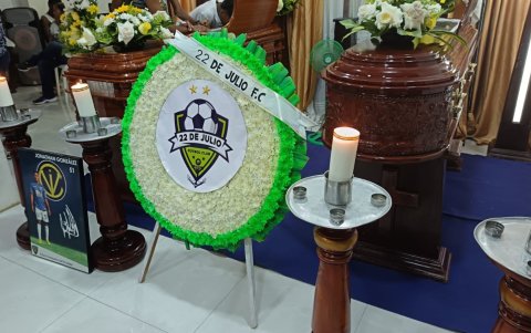 El servicio fúnebre durante la velación del jugador González, en Esmeraldas.