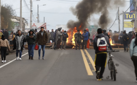 Bloqueo de la vía El Cajas - Tabacundo.