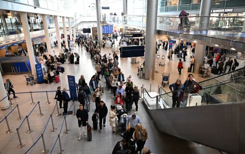 Los pasajeros hacen cola para obtener nuevos billetes en el punto de servicio del aeropuerto de Copenhague en Copenhague, Dinamarca, el 23 de septiembre de 2025.