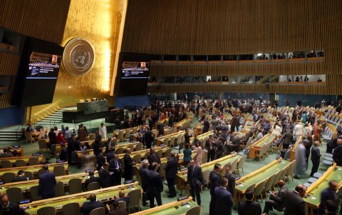 Las olas rompen mientras el súper tifón Ragasa se acerca al distrito residencial de Heng Fa Chuen en Hong Kong el 23 de septiembre de 2025.