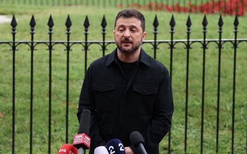 Fotografía del presidente de Ucrania, Volodímir Zelenski, este 22 de septiembre de 2025, en la plaza de Lafayette, frente a la Casa Blanca, en Washington (EE.UU). EFE/