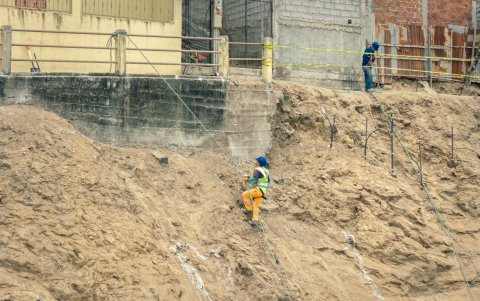 Municipio de Guayaquil estabiliza talud en cooperativa 26 de febrero.
