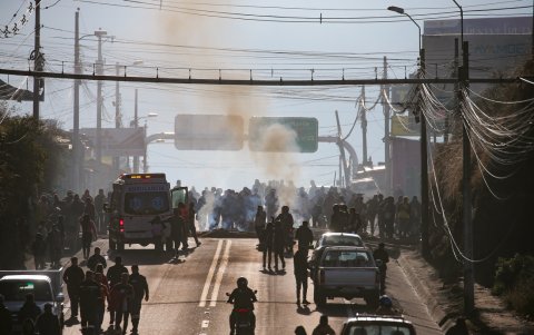 Personas participan en una manifestación este martes, en Tabacundo (Ecuador).