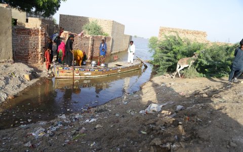 Los habitantes de Unnar Pur utilizan pequeñas embarcaciones para rescatar a personas atrapadas en las crecientes aguas en Hyderabad, Pakistán, el 22 de septiembre de 2025.