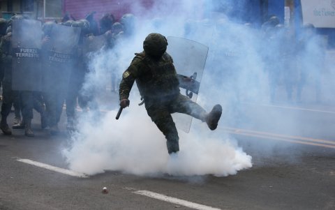 Un escuadrón de la Policía de Ecuador fue captado este martes, 23 de septiembre, al enfrentarse con manifestantes, en la avenida panamericana norte, en Tabacundo (Ecuador).