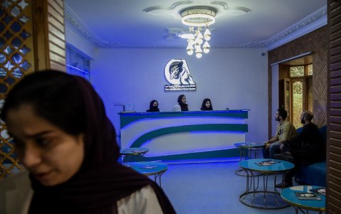 En esta fotografía tomada el 31 de agosto de 2025, la gente pregunta en la recepción de una clínica de belleza en Kabul.