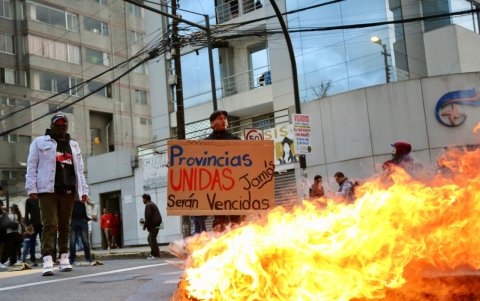 Estudiantes de la Universidad Central y organizaciones sociales marcharon por la avenida 10 de Agosto en Quito.