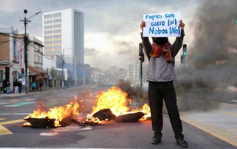 Estudiantes de la Universidad Central marchan por el centro de Quito con banderas y carteles en rechazo al alza del diésel.