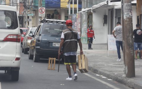 Invadir el espacio público de la calzada con objetos, incluso en calles donde es prohibido estacionar, es una de las infracciones que se reportan a la ATM en X.