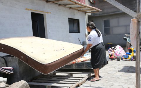 El agua ingresó a cinco casas y destruyó muebles, electrodomésticos y pertenencias personales en San Antonio de Pichincha.