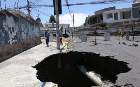 Un socavón se formó en las calles calle Monjas y Chaguar, sector de San Antonio de Pichincha.