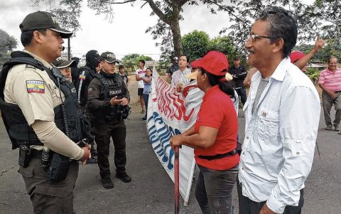 Los Ríos. Miembros policiales y manifestantes se enfrentaron cuando el diálogo fracasó.
