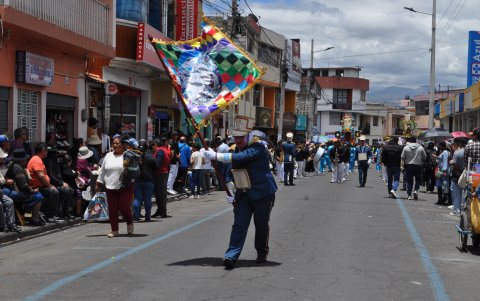El abanderado es uno de los personajes principales de la capitanía de la Mama Negra, flamea su bandera multicolor en el recorrido.