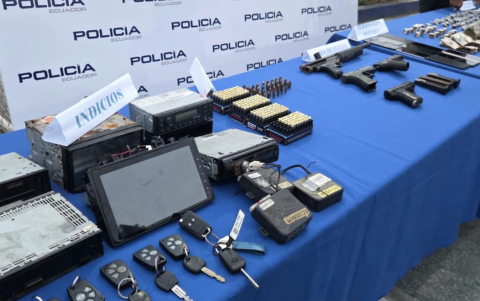 Entre las evidencias halladas en los allanamientos figuran armas de fuego, motocicletas, radios, electrodomésticos y objetos cuya procedencia no fue justificada.